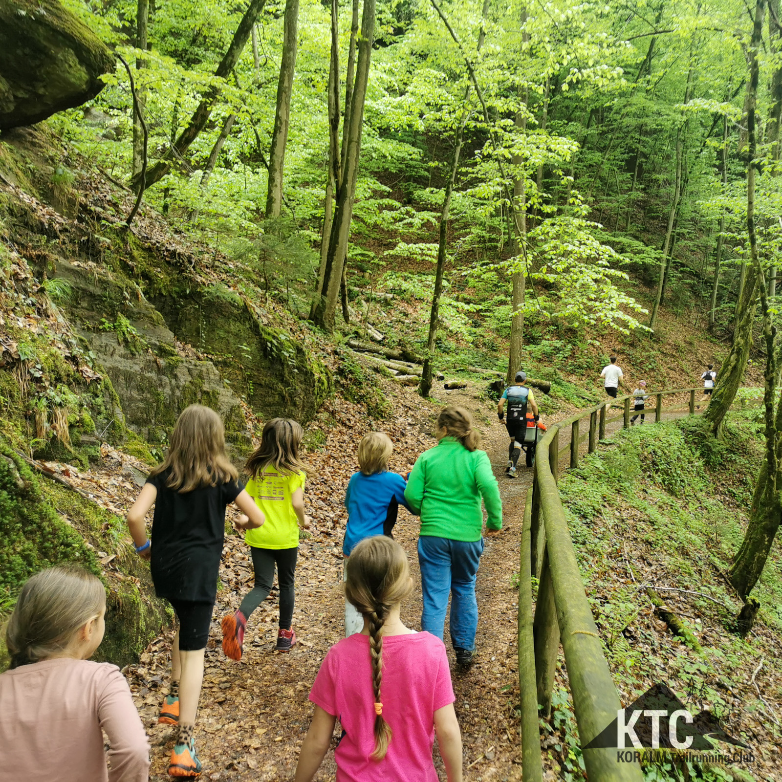 Mit der Scheibtruhe durch die Klause